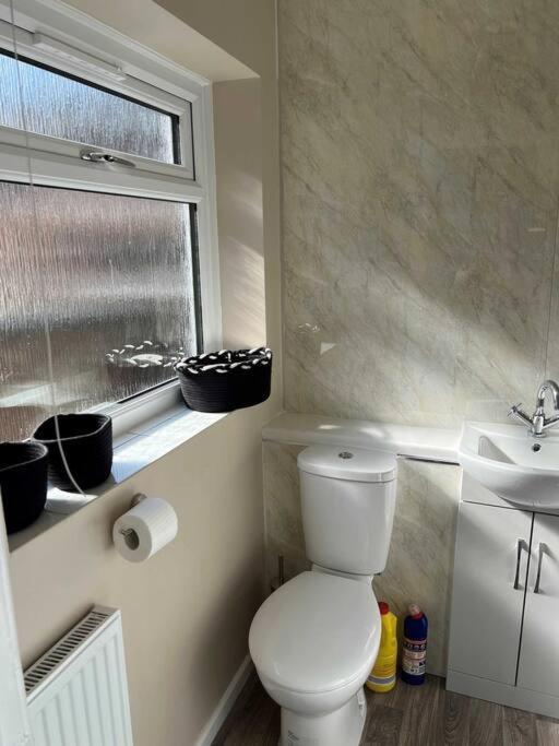 Spacious 2-Bedroom House In Stockton Heath With Free Wifi By Amazing Spaces Relocations Ltd 沃灵顿 外观 照片