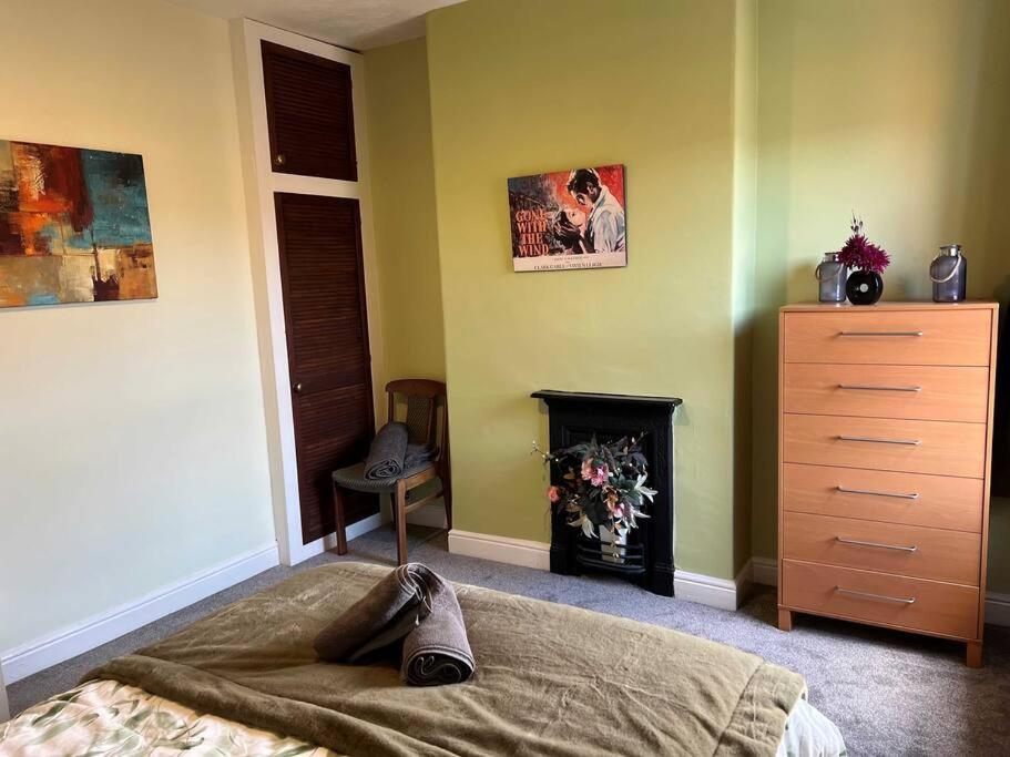 Spacious 2-Bedroom House In Stockton Heath With Free Wifi By Amazing Spaces Relocations Ltd 沃灵顿 外观 照片