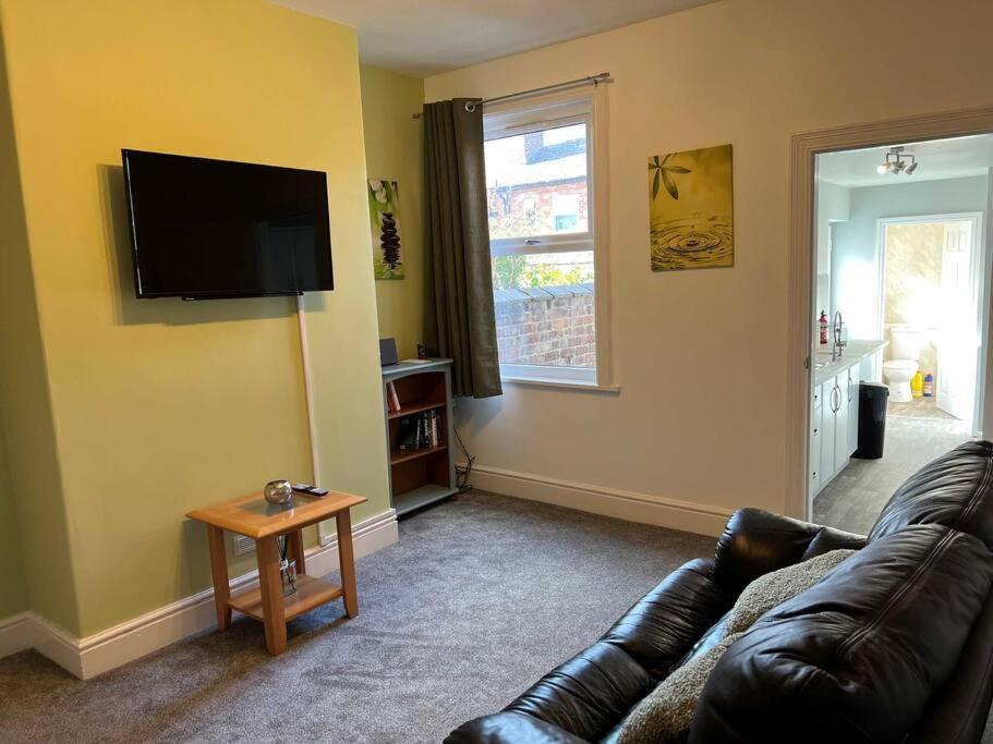 Spacious 2-Bedroom House In Stockton Heath With Free Wifi By Amazing Spaces Relocations Ltd 沃灵顿 外观 照片