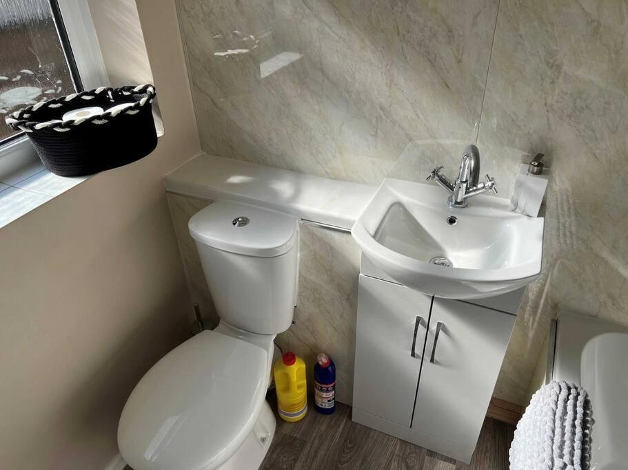 Spacious 2-Bedroom House In Stockton Heath With Free Wifi By Amazing Spaces Relocations Ltd 沃灵顿 外观 照片