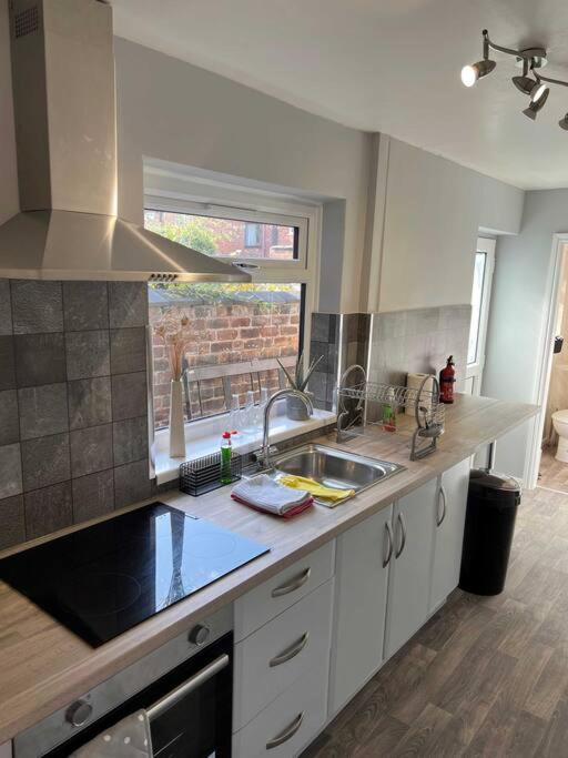 Spacious 2-Bedroom House In Stockton Heath With Free Wifi By Amazing Spaces Relocations Ltd 沃灵顿 外观 照片