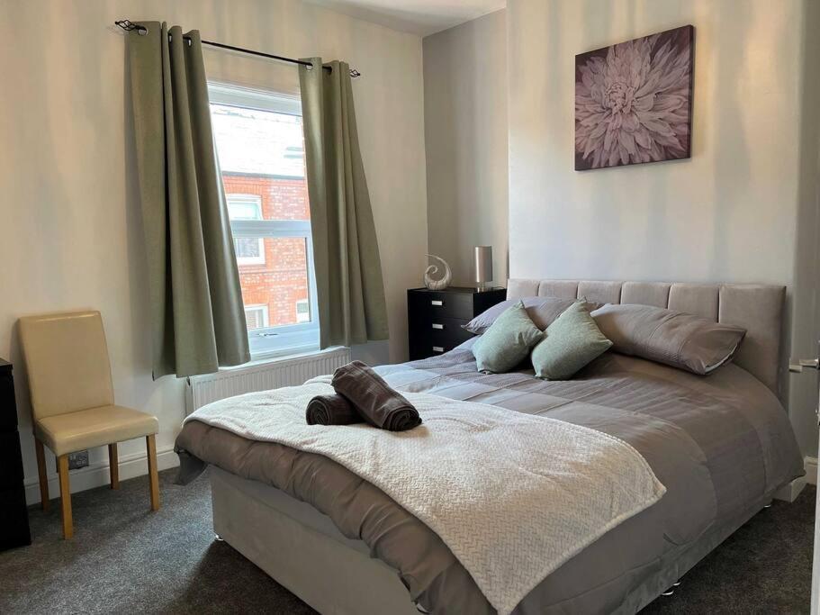 Spacious 2-Bedroom House In Stockton Heath With Free Wifi By Amazing Spaces Relocations Ltd 沃灵顿 外观 照片