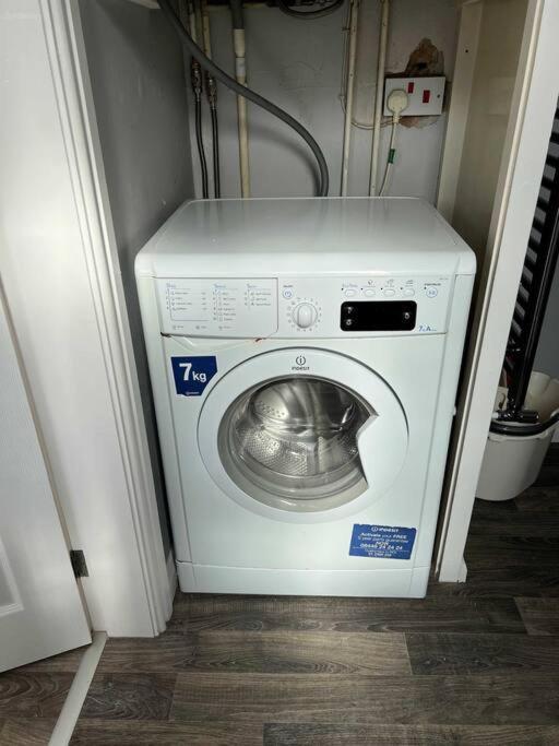 Spacious 2-Bedroom House In Stockton Heath With Free Wifi By Amazing Spaces Relocations Ltd 沃灵顿 外观 照片