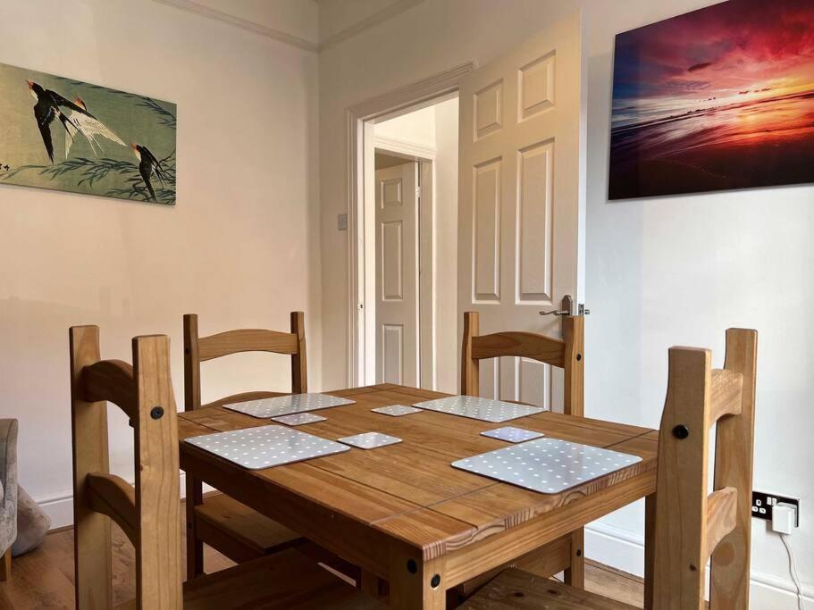 Spacious 2-Bedroom House In Stockton Heath With Free Wifi By Amazing Spaces Relocations Ltd 沃灵顿 外观 照片