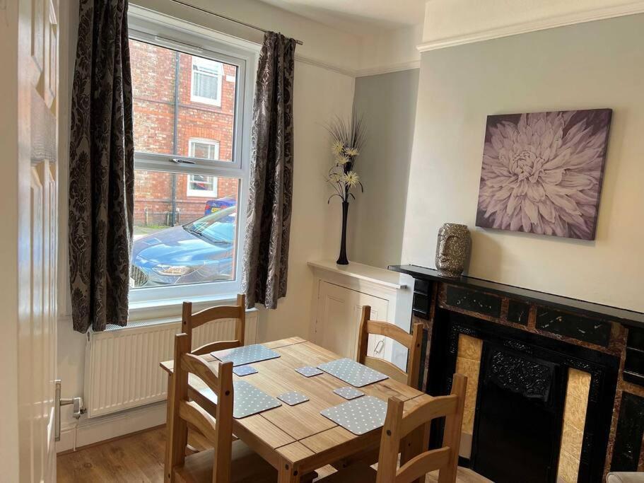 Spacious 2-Bedroom House In Stockton Heath With Free Wifi By Amazing Spaces Relocations Ltd 沃灵顿 外观 照片