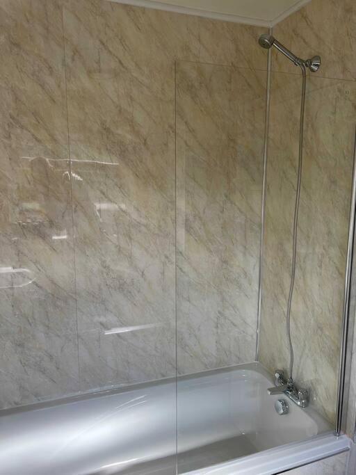 Spacious 2-Bedroom House In Stockton Heath With Free Wifi By Amazing Spaces Relocations Ltd 沃灵顿 外观 照片