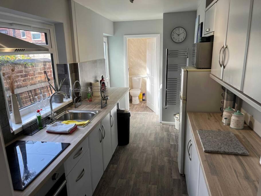 Spacious 2-Bedroom House In Stockton Heath With Free Wifi By Amazing Spaces Relocations Ltd 沃灵顿 外观 照片