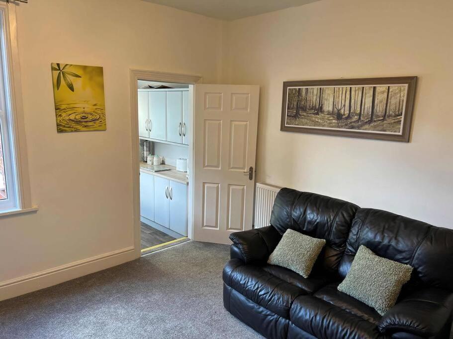 Spacious 2-Bedroom House In Stockton Heath With Free Wifi By Amazing Spaces Relocations Ltd 沃灵顿 外观 照片